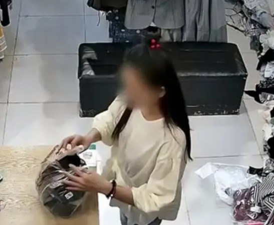 女子不穿内裤试衣包臀裙，隔天要求退货遭店家拒绝（2023女子试衣退货）